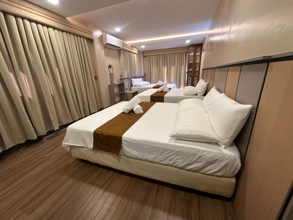 Grand Family Suite with three queen beds